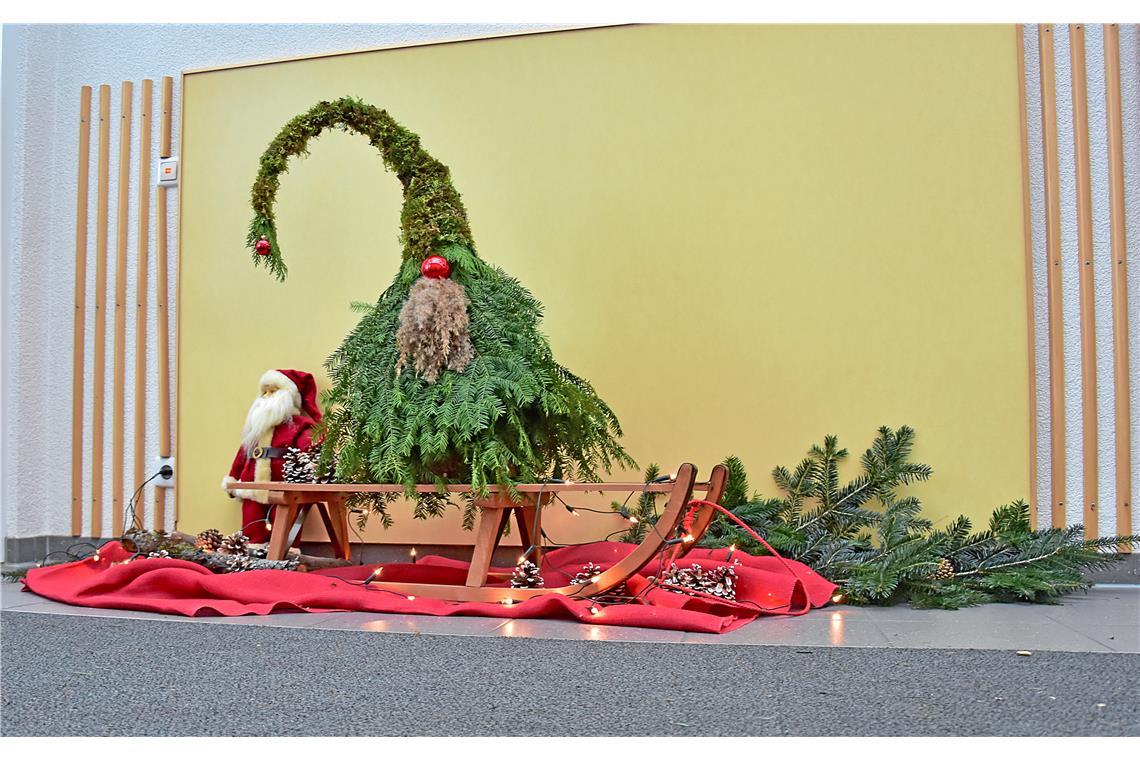 Die Festhalle ist weihnachtlich geschmückt. Adventlicher Hobbykünstlermarkt in A...