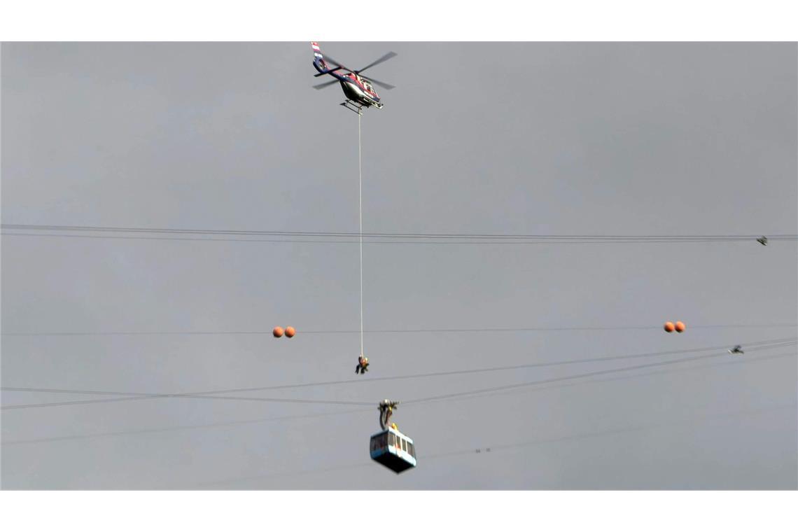 Unwetter in Österreich - Rettungsaktion für Seilbahn-Gäste Die festsitzenden Personen mussten mit einem Helikopter gerettet werden.