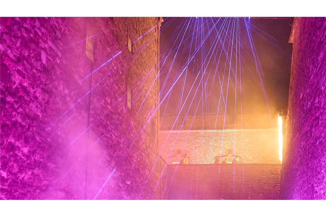 Die Festung Ehrenbreitstein, hoch über dem Rhein bei Koblenz, erstrahlt im Lichterzauber vom "Christmas Garden".