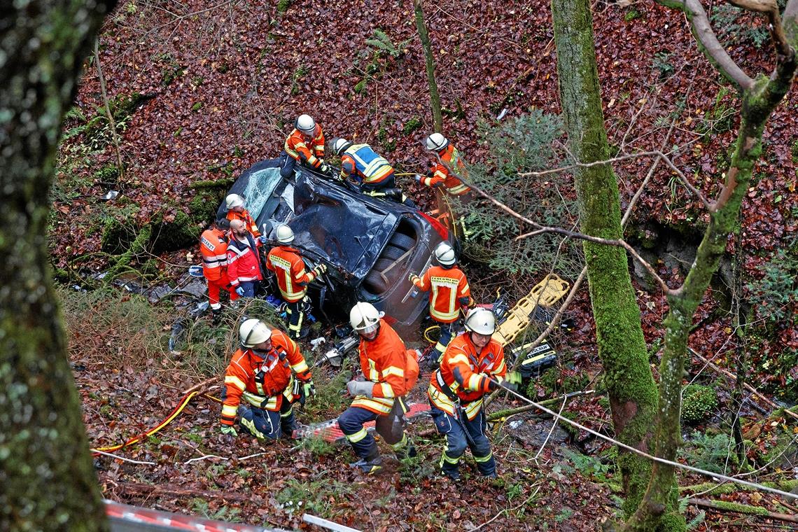 Die Feuerwehr befreit die Fahrerin und birgt das Fahrzeug. Foto: Jörg Fiedler