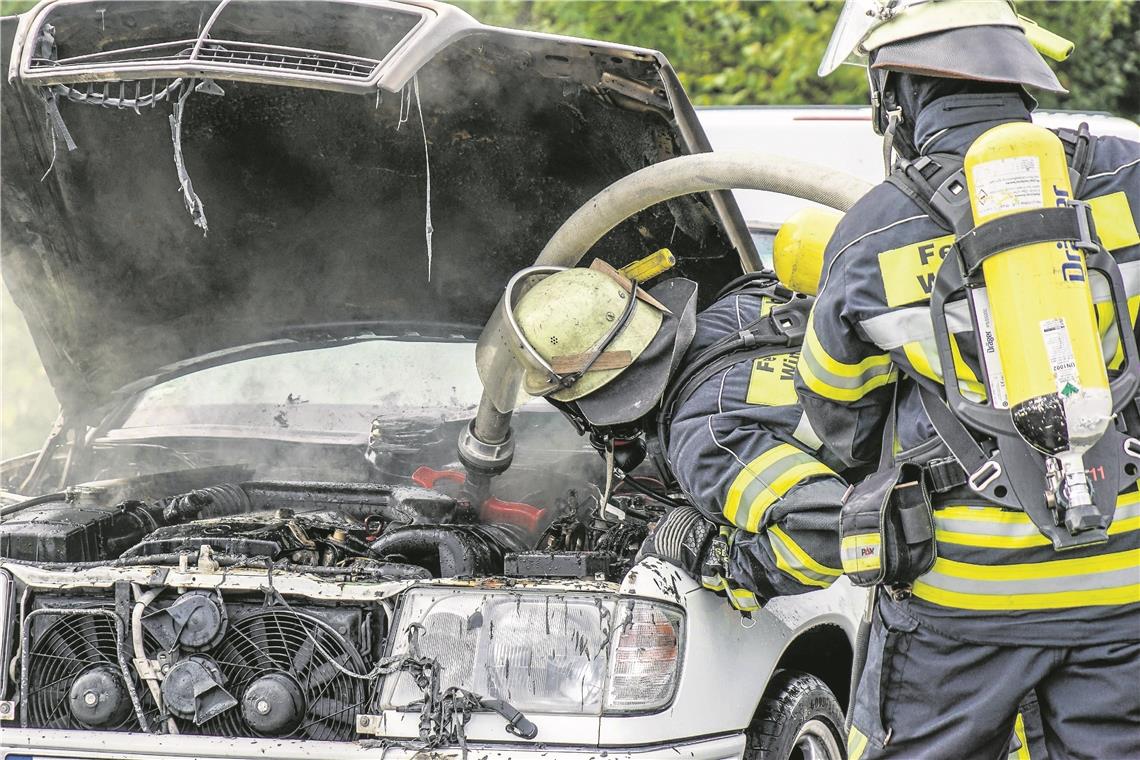 Fahrzeug brennt auf der B 29 Die Feuerwehr bei den Löscharbeiten. Foto: SDMG/Kohls