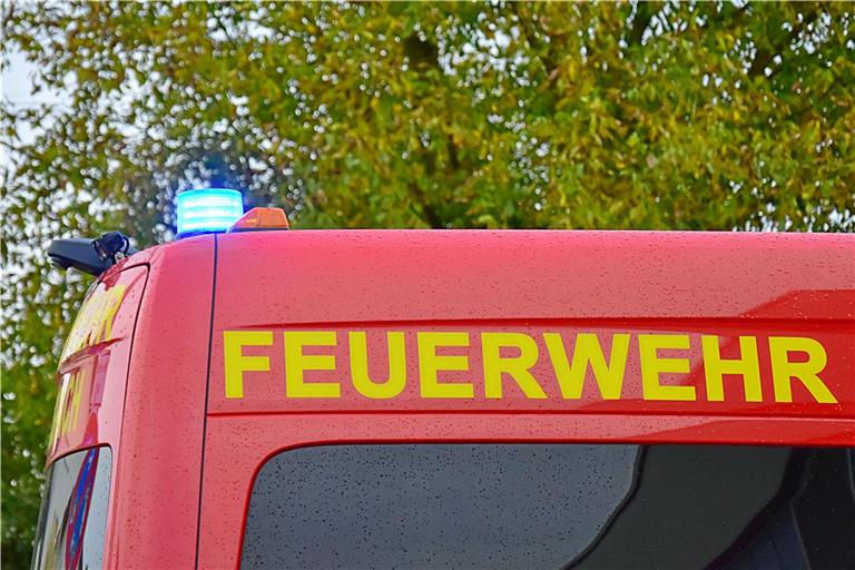 Die Feuerwehr bekämpft aktuell das Feuer. Symbolfoto: Tobias Sellmaier