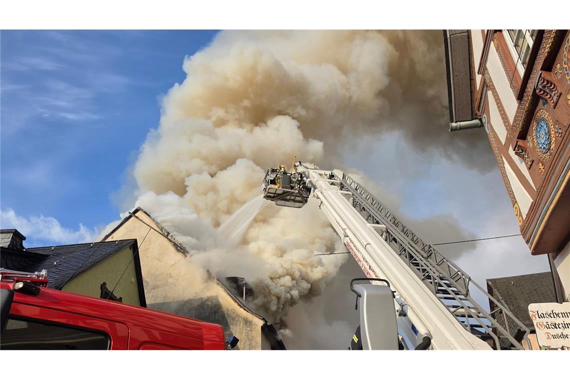 Die Feuerwehr bekämpft in Kröv in Rheinland-Pfalz einen Brand, bei dem es zu starker Rauchentwicklung kommt.
