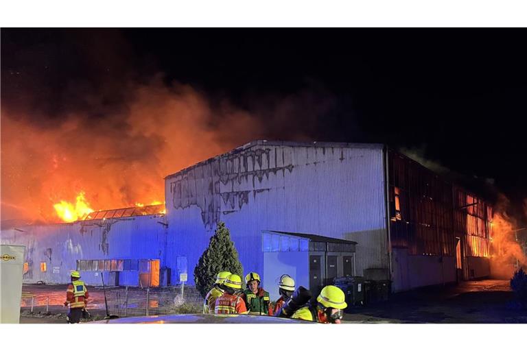 Die Feuerwehr brauchte Stunden, um das Feuer unter Kontrolle zu bringen.