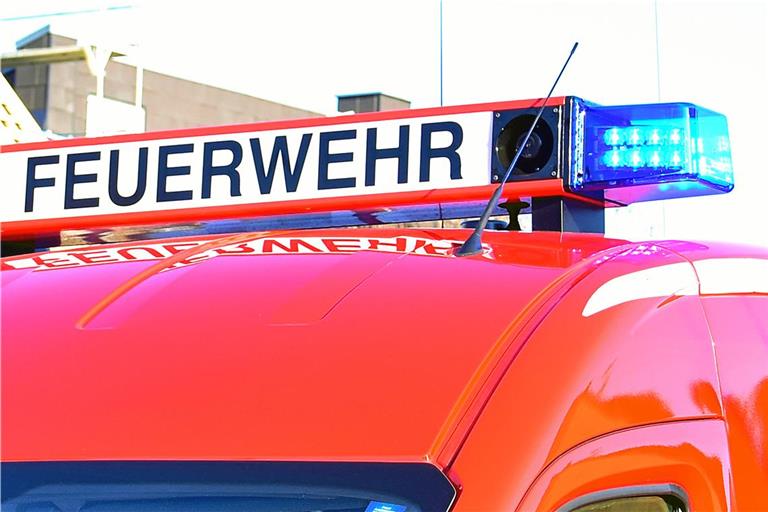 Die Feuerwehr hat das brennende Haus sowie drei umliegende Häuser evakuiert. Symbolbild: Tobias Sellmaier