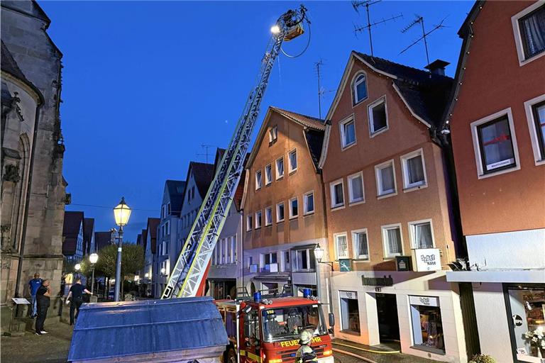 Die Feuerwehr hat das brennende Haus sowie drei umliegende Häuser evakuiert. Foto: 7aktuell.de/Alexander Hald