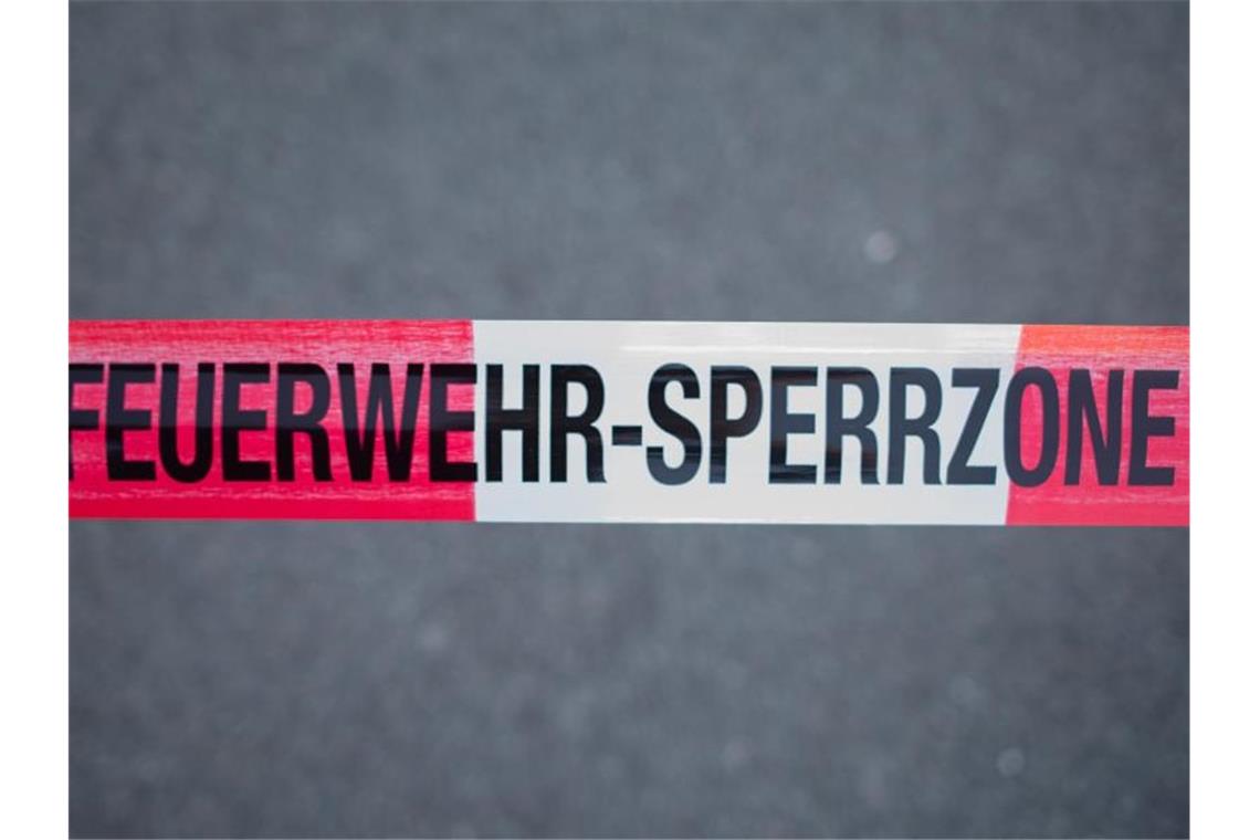 Die Feuerwehr hat das Gebäude weiträumig abgesperrt. Foto: Daniel Bockwoldt/dpa/Symbolbild