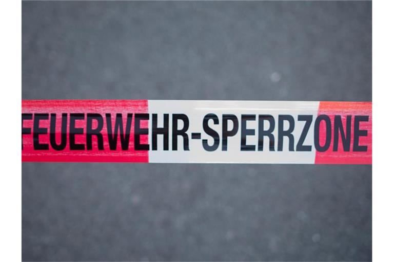 Die Feuerwehr hat das Gebäude weiträumig abgesperrt. Foto: Daniel Bockwoldt/dpa/Symbolbild