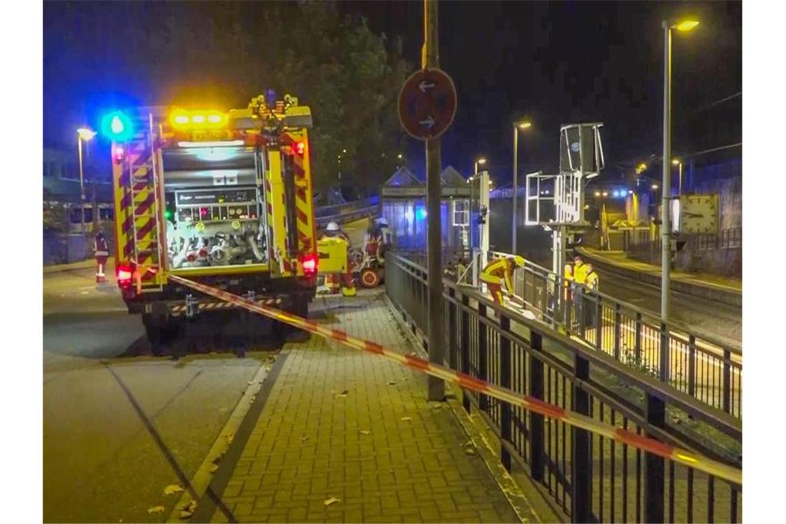 Nach Stromschlag auf Güterzug: Polizei will Zeugen befragen Die Feuerwehr hat den Bereich der Haltestelle Tunnelstraße mit Band gesperrt. Foto: Aaron Klewer/Einsatz-Report24/dpa/Arvchivbild