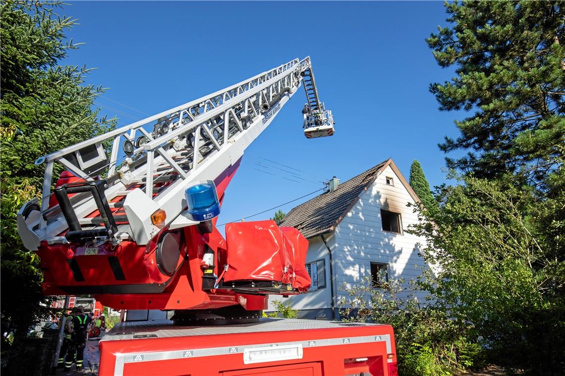 Hoher Sachschaden bei Gebäudebrand Die Feuerwehr hat den Brand in der Seestraße in Grab rasch gelöscht. Foto: A. Becher