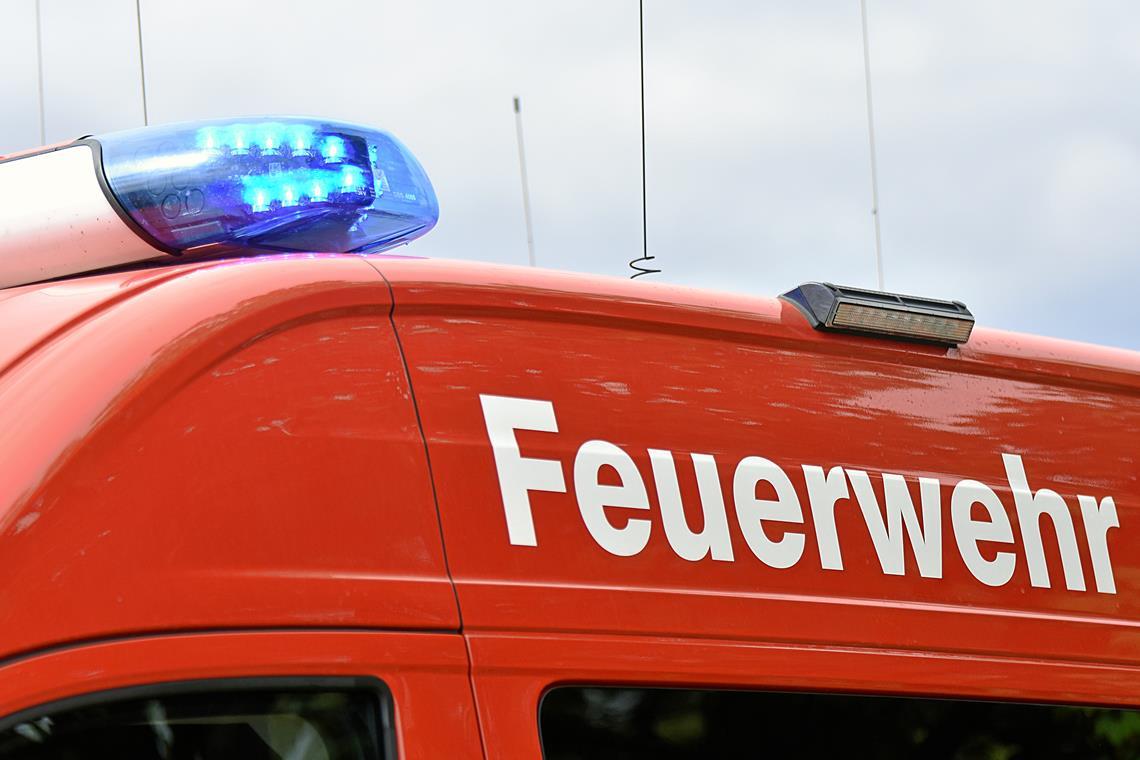 Zwei Verletzte nach Maschinenbrand in Kaisersbach Die Feuerwehr hat die verrauchte Halle geräumt. Symbolfoto: Tobias Sellmaier