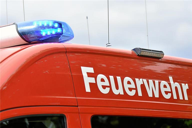 Die Feuerwehr hat die verrauchte Halle geräumt. Symbolfoto: Tobias Sellmaier