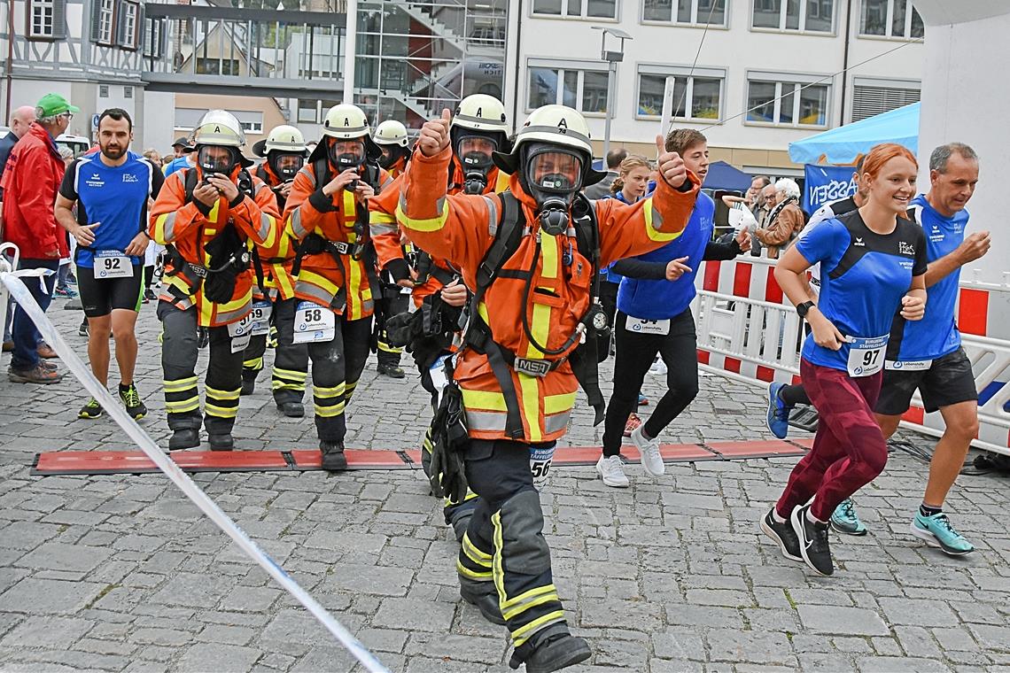 Backnanger Stäffeleslauf sorgt für gute Stimmung Die Feuerwehr hat sich in voller Montur beteiligt. Etwa 20 Kilogramm wiegt die Ausrüstung. Foto: Tobias Sellmaier