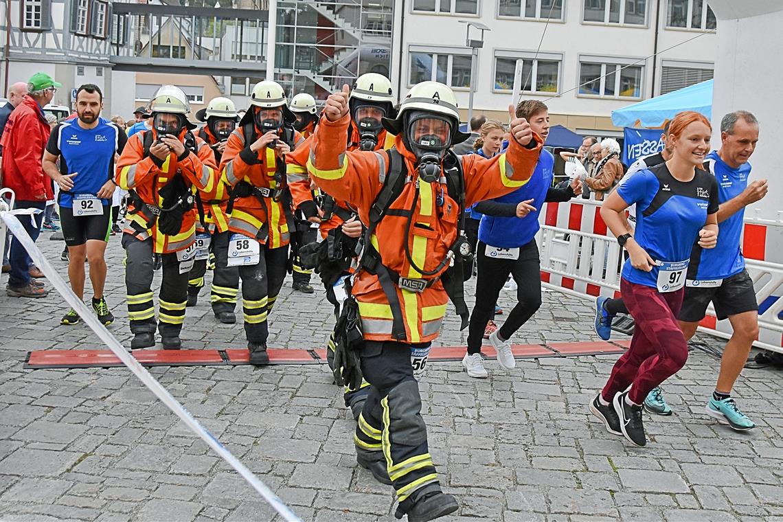 Die Feuerwehr hat sich in voller Montur beteiligt. Etwa 20 Kilogramm wiegt die Ausrüstung. Foto: Tobias Sellmaier