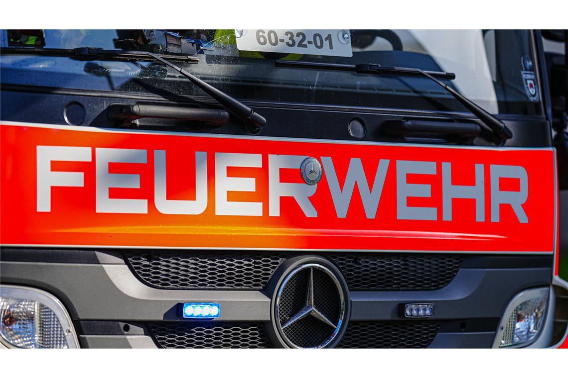 Die Feuerwehr hat zwei Kinder und ihre Großeltern aus einer brennenden Wohnung gerettet. (Symbolbild)