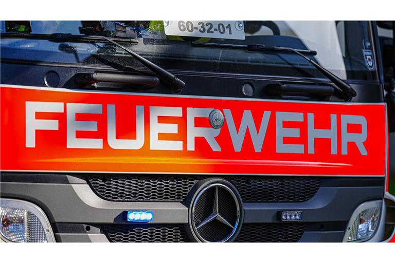 Die Feuerwehr hat zwei Kinder und ihre Großeltern aus einer brennenden Wohnung gerettet. (Symbolbild)