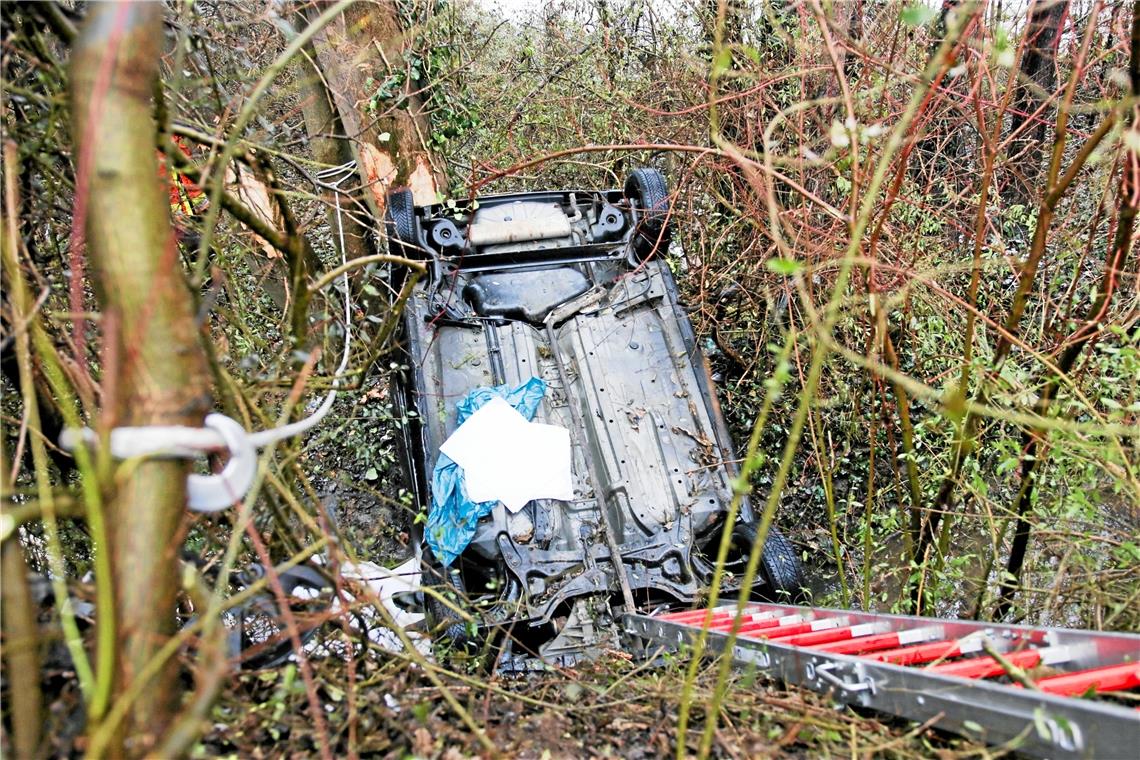Kleinwagen überschlägt sich Die Feuerwehr hilft bei der Versorgung der Verletzten und der Bergung des Fahrzeugs. Foto: 7aktuell/