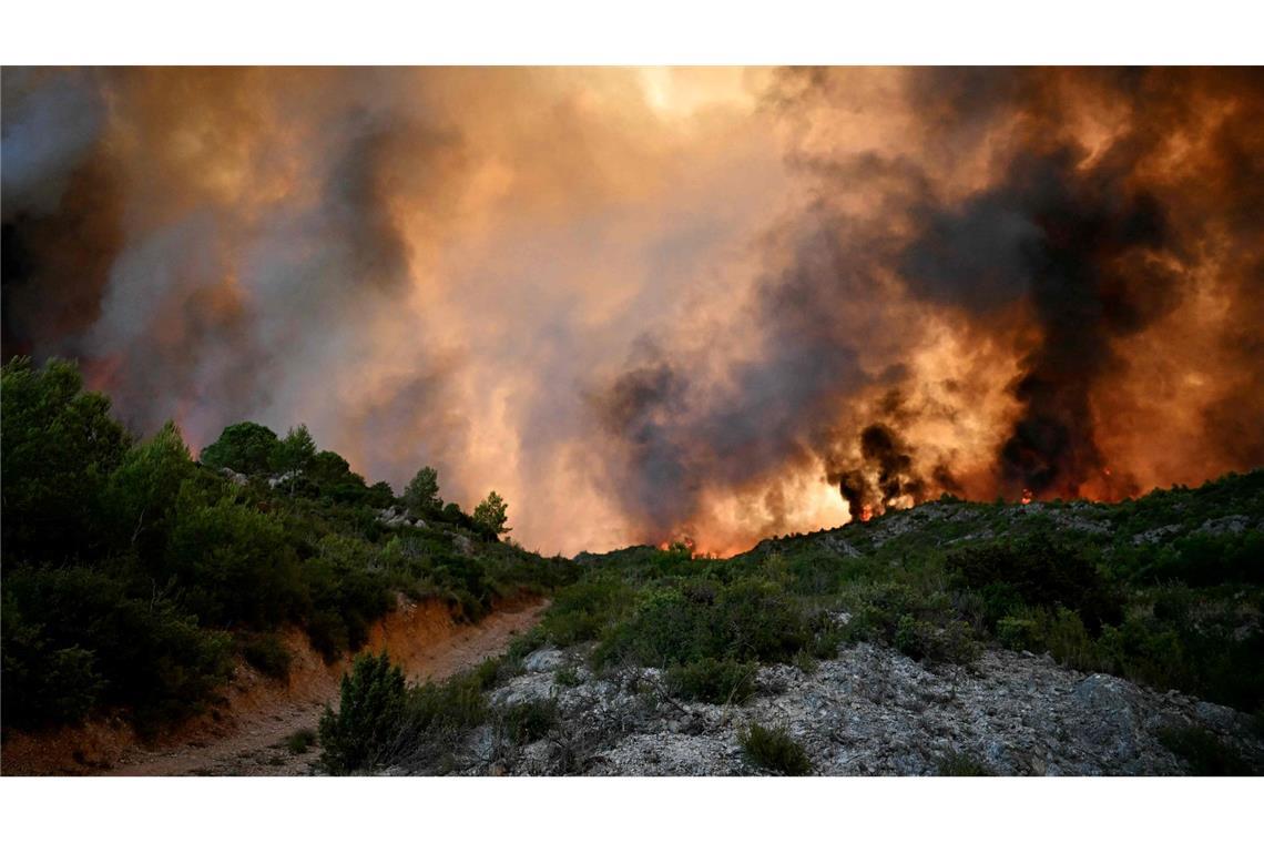 Waldbrand in Südfrankreich: Schwacher Wind hilft Feuerwehr Die Feuerwehr hofft darauf, den Brand im Tagesverlauf in den Griff zu bekommen.