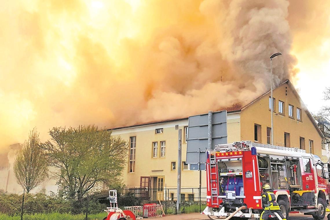 Die Feuerwehr im Großeinsatz, die Göppinger Straße musste komplett gesperrt werden, Anwohner mussten Fenster geschlossen halten. Foto: B. Beytekin