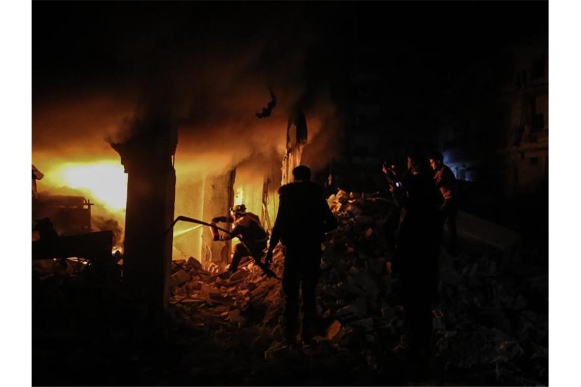 Luftangriffe auf syrisches Rebellengebiet: Klinik getroffen Die Feuerwehr in Ariha im Löscheinsatz. Foto: Anas Alkharboutli/dpa