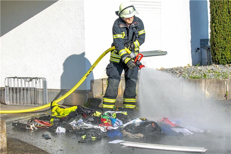 Die Feuerwehr in Winnenden war mit sechs Fahrzeugen und 30 Kräften im Einsatz. Foto: Benjamin Beytekin