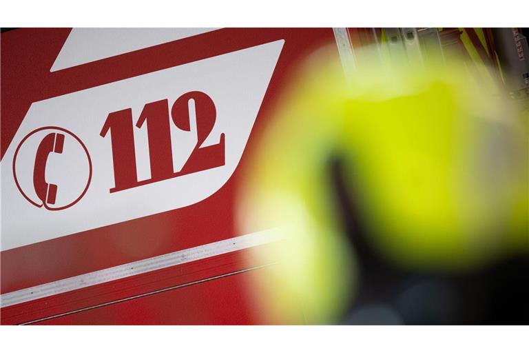 Die Feuerwehr ist am frühen Samstagmorgen mit Nachlöscharbeiten beschäftigt. (Symbolbild)