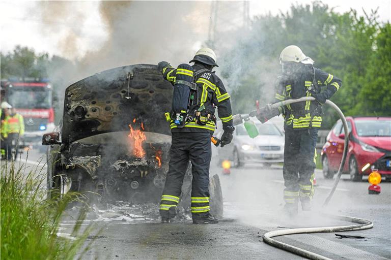 Die Feuerwehr ist auf der B14 im Einsatz. Foto: 7aktuell.de/Simon Adomat
