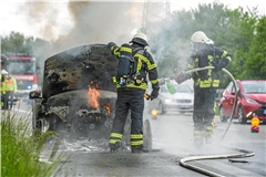 Die Feuerwehr ist auf der B14 im Einsatz. Foto: 7aktuell.de/Simon Adomat