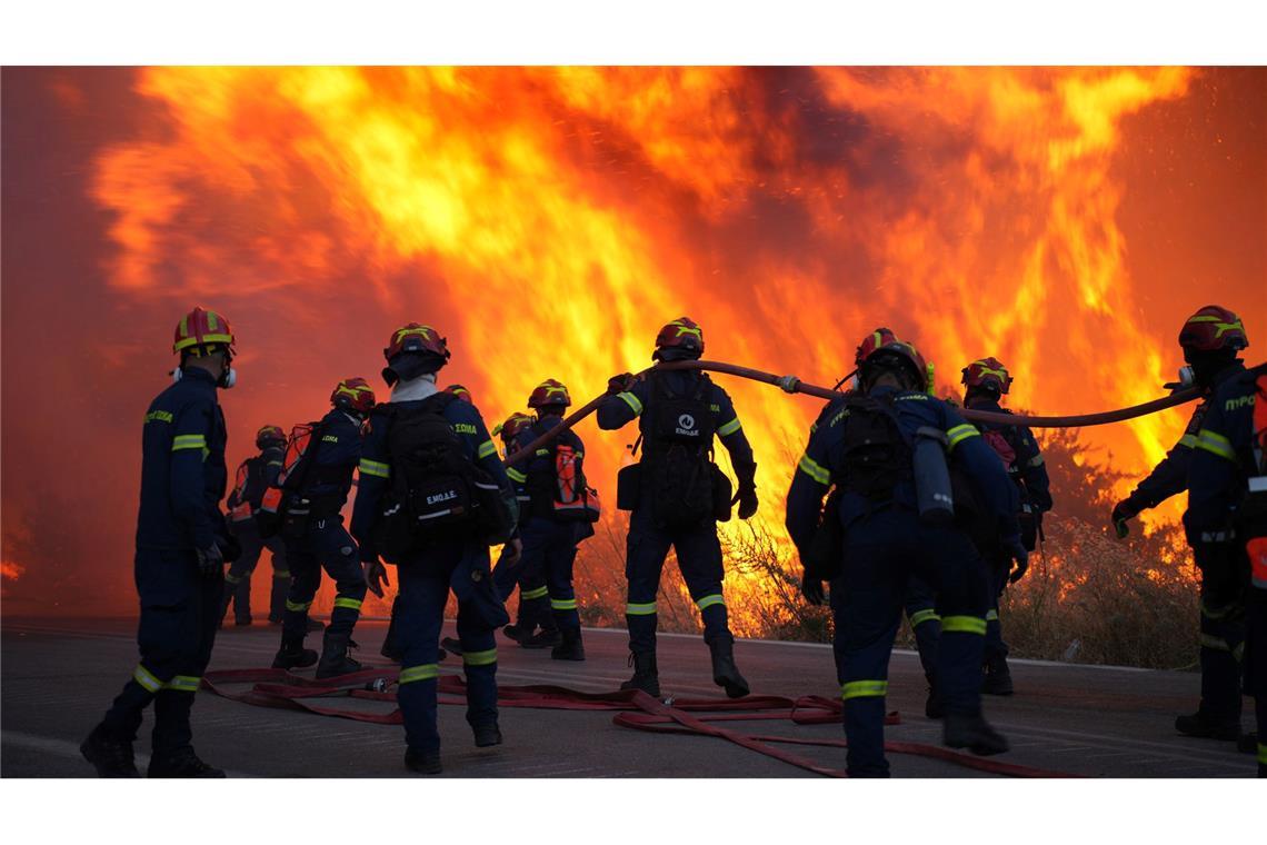 Drei Brandherde auf Chios vereinen sich zu großem Feuer Die Feuerwehr ist auf der griechischen Insel Chios im Einsatz.