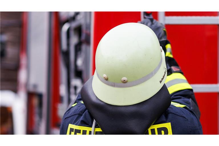 Die Feuerwehr ist mit einem Großaufgebot vor Ort. (Symbolbild)