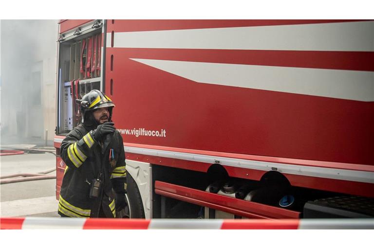 Die Feuerwehr ist mit einem Großaufgebot vor Ort. (Symbolbild)
