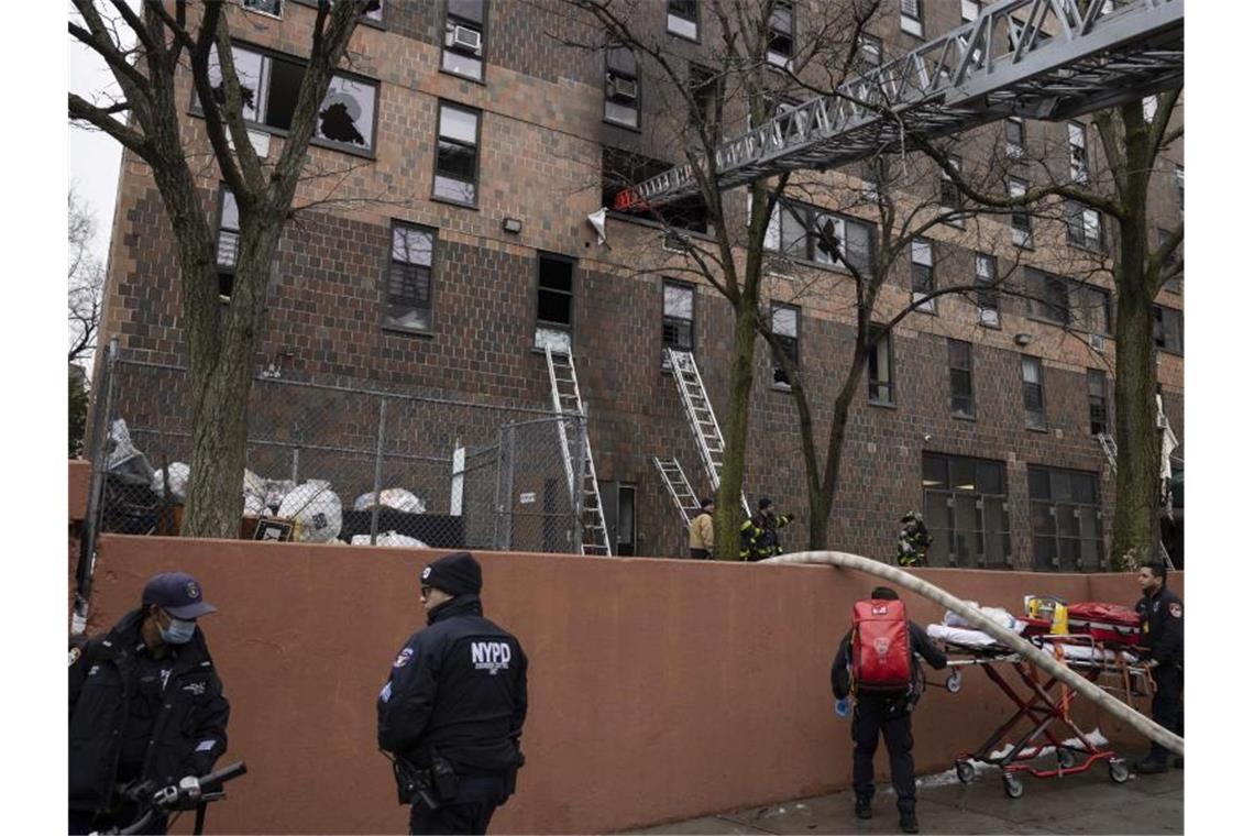 Trauer in New York nach schwerem Wohnhausbrand Die Feuerwehr ist mit einer Drehleiter an dem Wohnhaus im Einsatz. Foto: Yuki Iwamura/AP/dpa