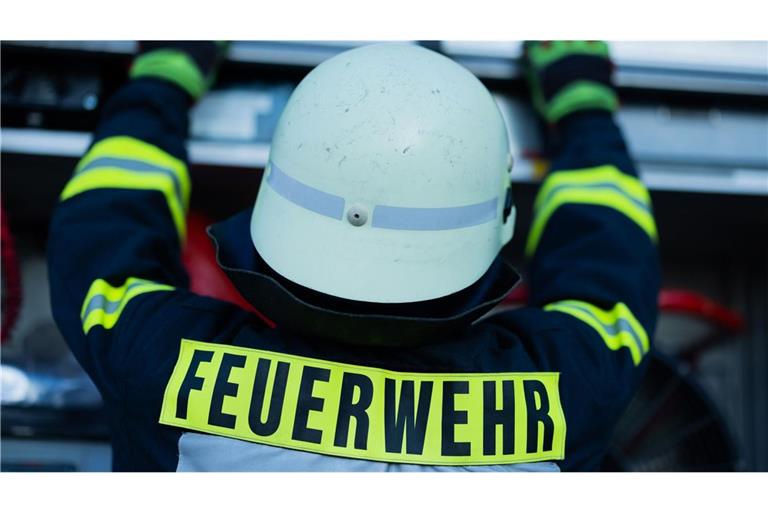 Die Feuerwehr ist mit etlichen Kräften vor Ort und im Gebäude (Symbolbild).