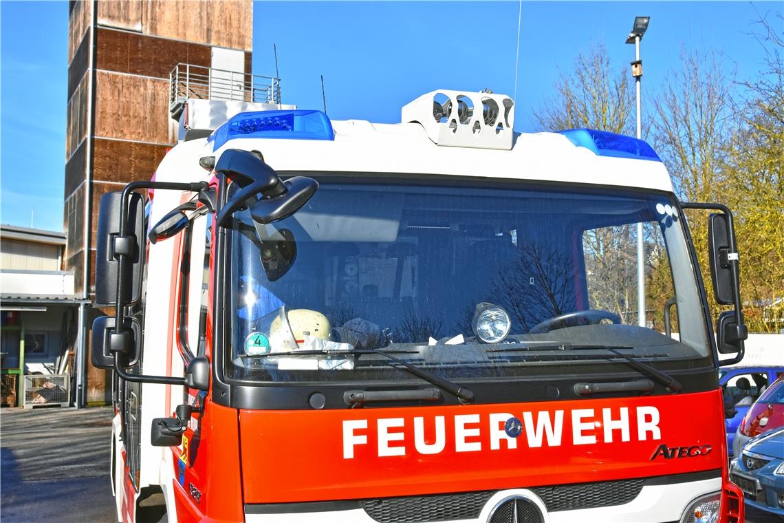 Stau nach Unfall auf der B14 im Berufsverkehr Die Feuerwehr ist mit mehreren Fahrzeugen und Einsatzkräften vor Ort. Symbolfoto: T. Sellmaier