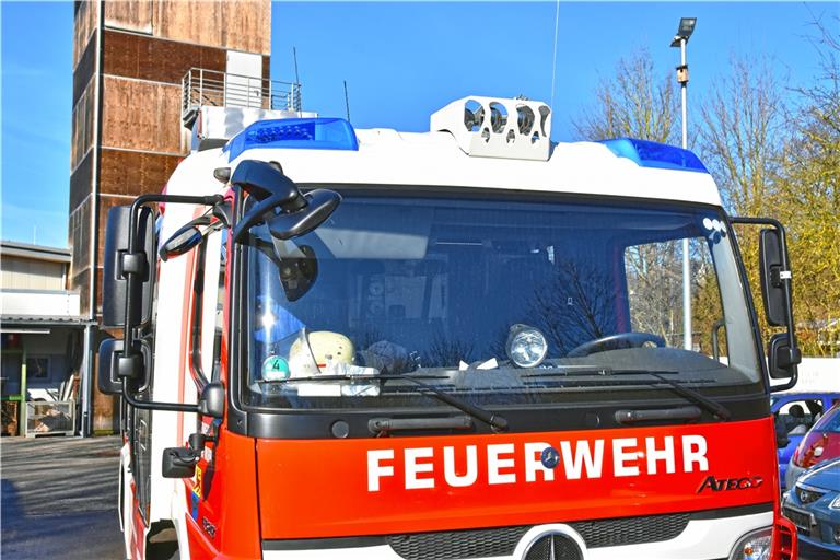 Die Feuerwehr ist mit mehreren Fahrzeugen und Einsatzkräften vor Ort. Symbolfoto: T. Sellmaier 