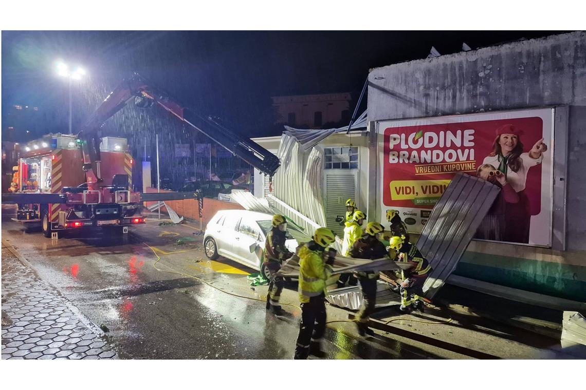Schwere Gewitter verwüsten beliebte kroatische Ferienregion Die Feuerwehr ist mit schwerem Gerät angerückt.