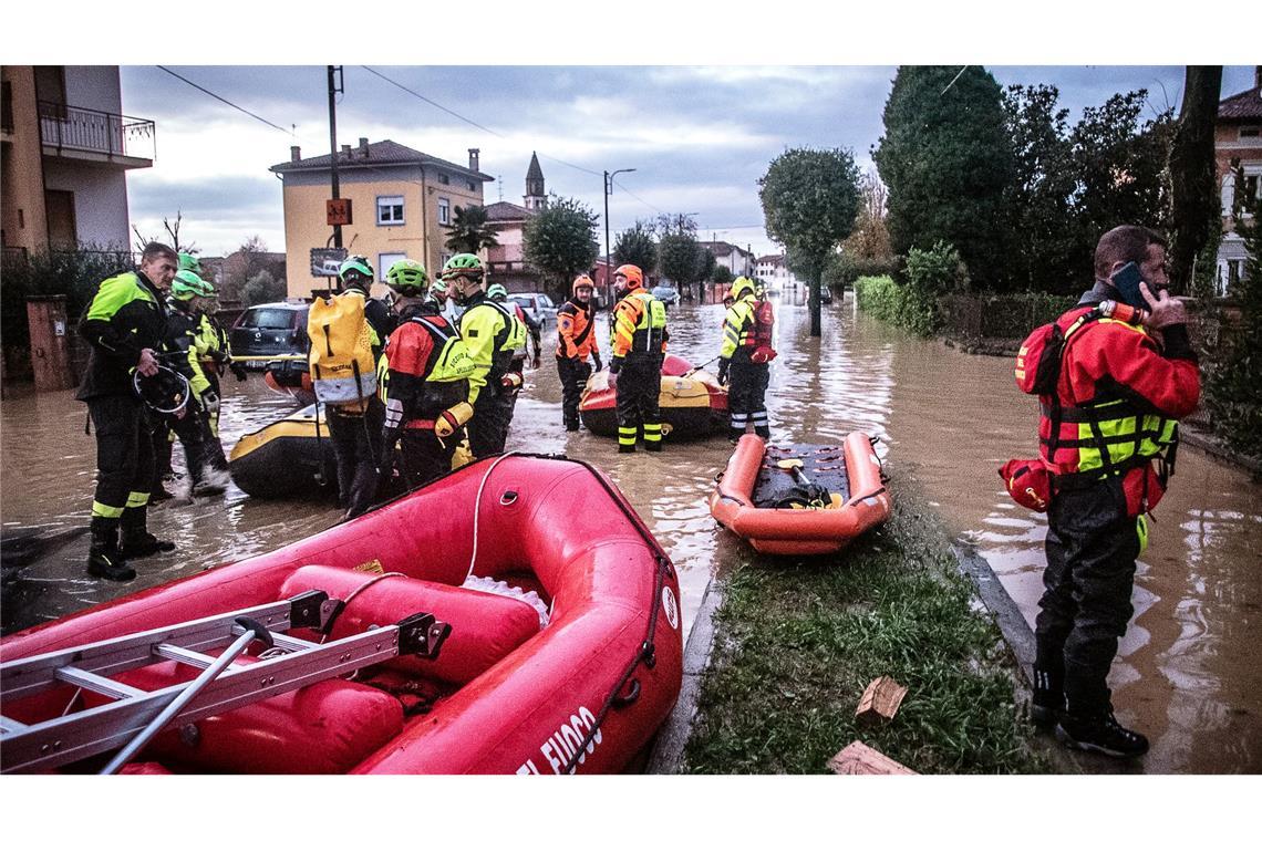Die Feuerwehr ist nach den Unwettern im Großeinsatz.