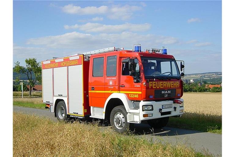 Die Feuerwehr ist vor Ort, um den Brand zu löschen.