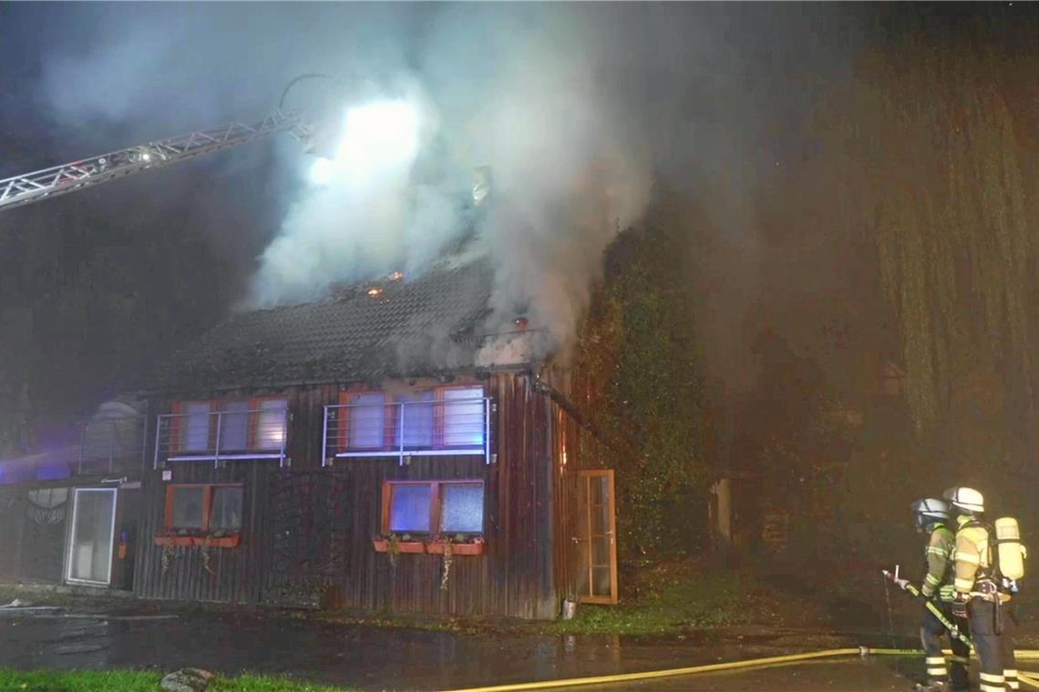 Die Feuerwehr ist vor Ort, um den Brand zu löschen. Foto: 7aktuell/Alexander Hald