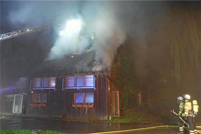 Die Feuerwehr ist vor Ort, um den Brand zu löschen. Foto: 7aktuell/Alexander Hald