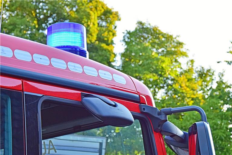 Die Feuerwehr ist zur Löschung im Einsatz. Symbolbild: Tobias Sellmaier