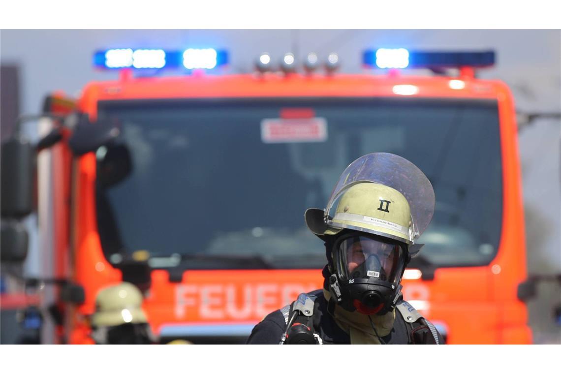 Die Feuerwehr kämpft auch am Morgen noch mit den Flammen. (Symbolfoto)