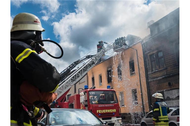 Die Feuerwehr kämpft gegen die Flammen. Foto: Oliver Dietze