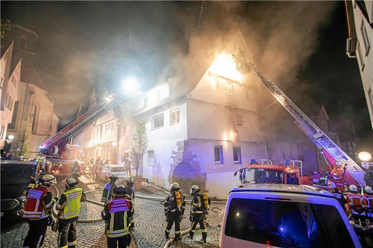 Die Feuerwehr kämpfte unter Hochdruck gegen die Flammen. Foto: 7aktuell/S. Adomat