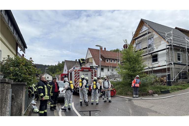 Die Feuerwehr konnte den Brand löschen, dennoch wurden Personen verletzt und hoher Schaden entstand.