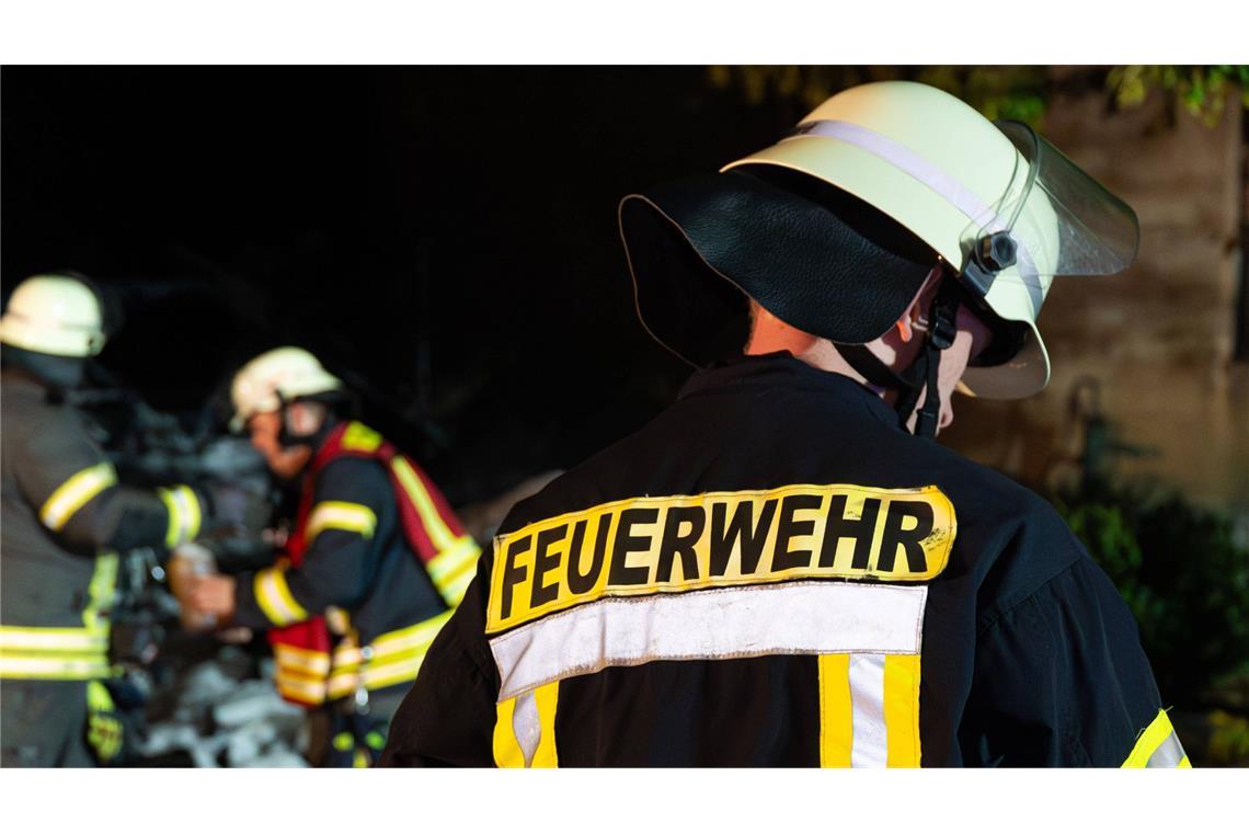 Die Feuerwehr konnte den Brand löschen, doch das Haus ist unbewohnbar. (Symbolfoto)