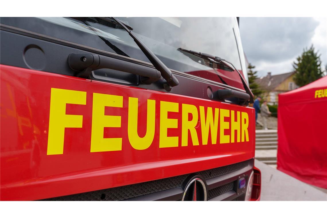 40.000 Euro Schaden bei Hausbrand – Kerze soll Feuer verursacht haben Die Feuerwehr konnte den Brand löschen, nachdem erste Versuche durch Zeugen ohne Erfolg blieben. (Symbolfoto)