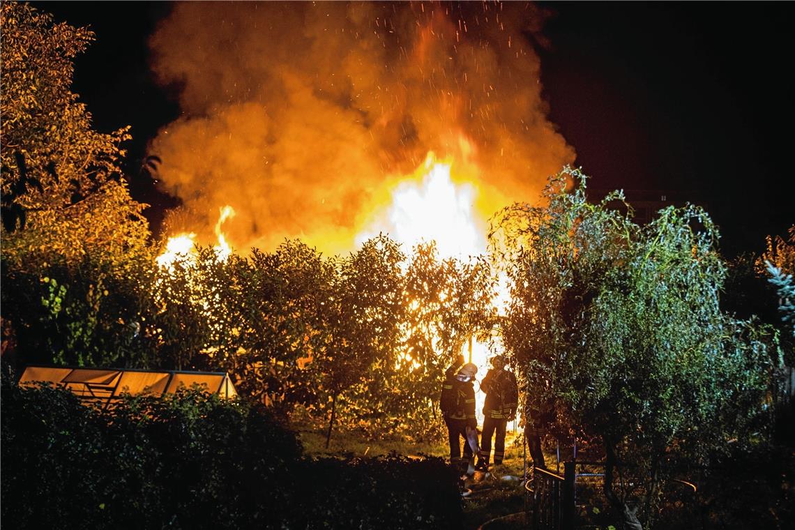 Gartenhütte brennt in Waiblingen ab Die Feuerwehr konnte eine Ausbreitung auf die anderen Grundstücke verhindern. Fotograf: 7aktuell.de/Simon Adomat