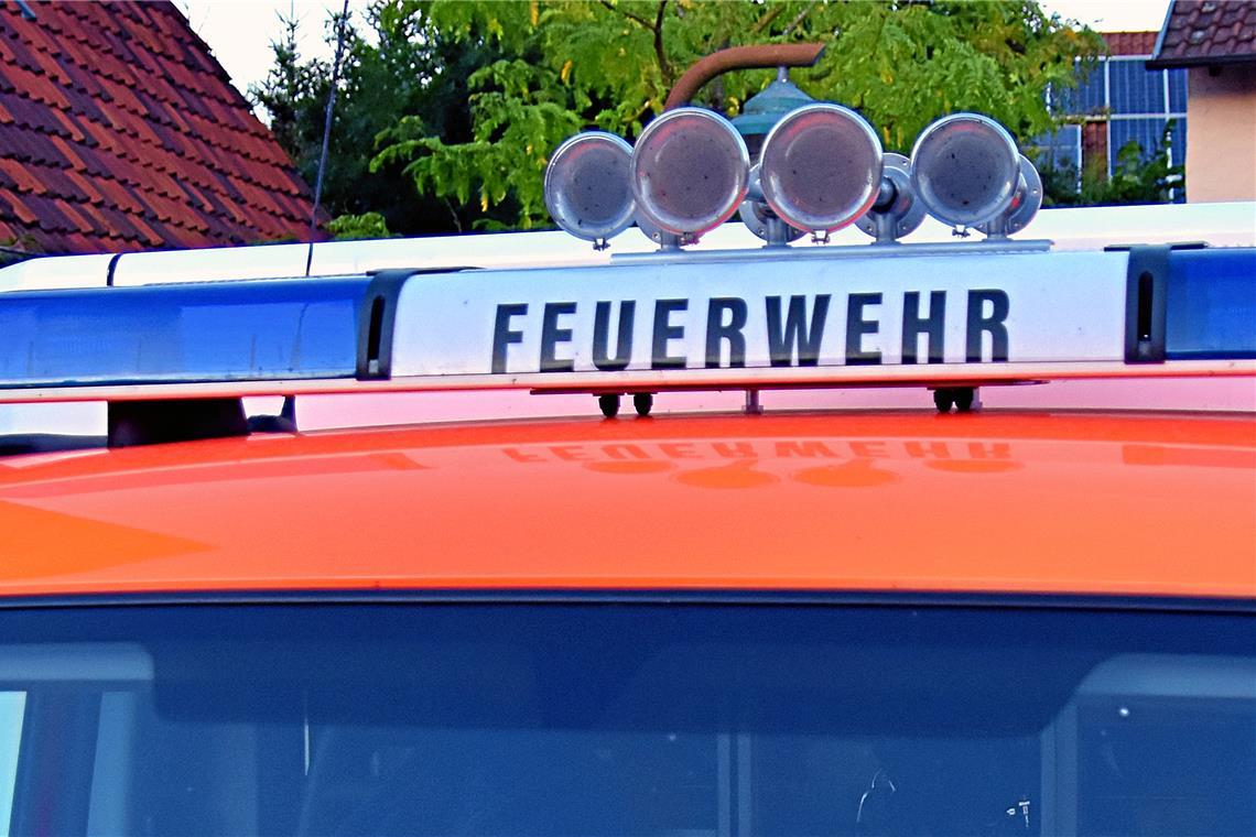 Mutmaßliche Brandstiftung in Althütte Die Feuerwehr konnte verhindern, dass die Flammen auf Gebäudeteile übergriffen. Symbolbild: Tobias Sellmaier
