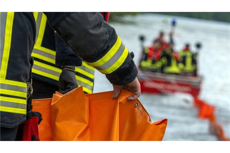 Die Feuerwehr legte Ölsperren und nahm das Öl aus dem Fluss auf. (Symbolbild)